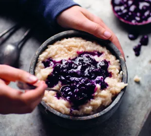 Milchreis mit Kokosmilch und Blaubeerkompott_Rezept_Zora Klipp