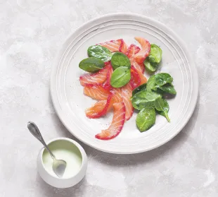 Johann Lafer Rezept Rote-Bete-Lachs mit Spinatsalat und Limettencreme