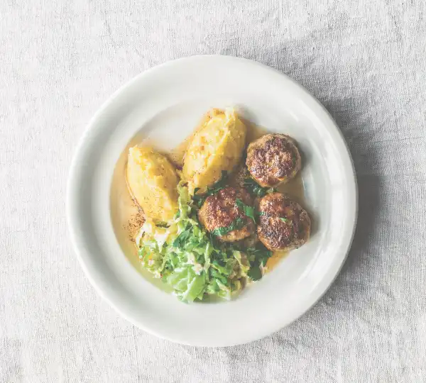 Christian Rach Rezept Hackfleischbaellchen mit Rahmwirsing (© Gräfe und Unzer Verlag / Wolfgang Schardt)