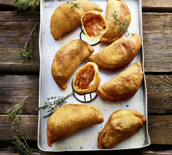 Minicalzone aus dem Kochbuch ran an die Fritteuse von Su Vössing (© ©Bui Vössing) Minicalzone aus dem Kochbuch ran an die Fritteuse von Su Vössing (© ©Bui Vössing)