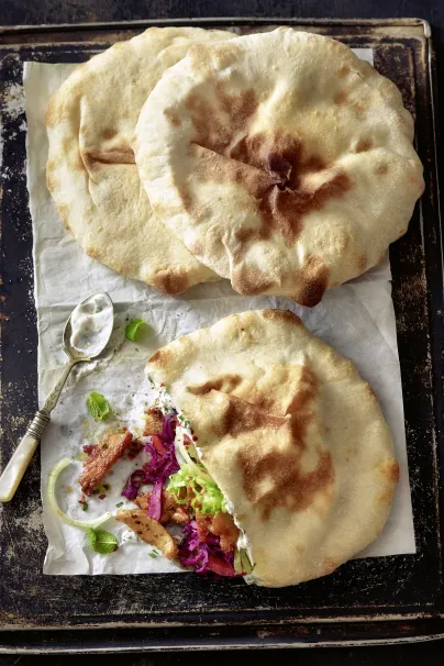 Das Rezept Hähnchen-Pita Döner aus dem Kochbuch die besten Fladenbrote der Welt von Lutz Geissler und Alexander Englert