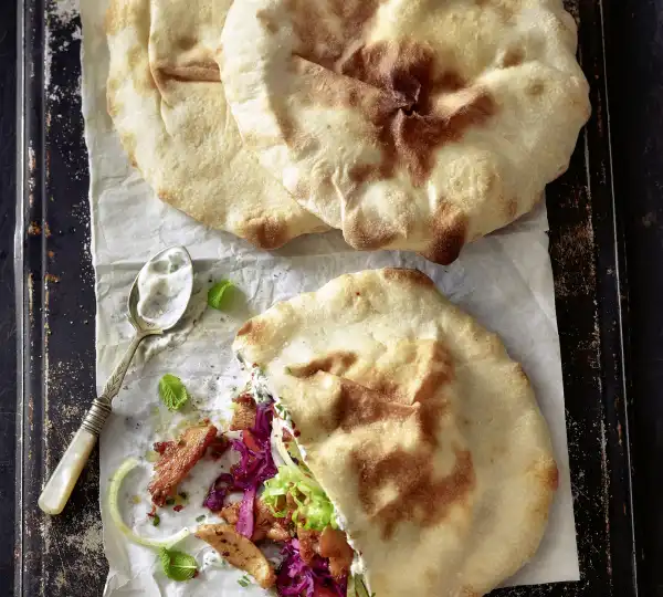 Das Rezept Hähnchen-Pita Döner aus dem Kochbuch die besten Fladenbrote der Welt von Lutz Geissler und Alexander Englert (© ©Hubertus Schüler)