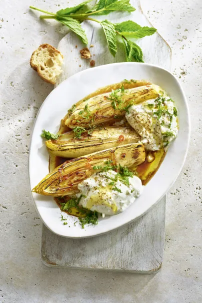 Das Rezept Burrata mit geschmortem Chicoree aus dem Kochbuch Kochen mit Martina&Moritz Schnell+Einfach=Einfach Gut von Martina Meuth und Bernd Neuner-Duttenhofer