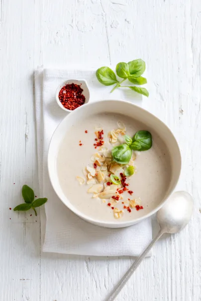 Das Rezept Blumenkohl Suppe mit Mandelmus aus dem Kochbuch Starkes Herz von den Ernährungs Docs