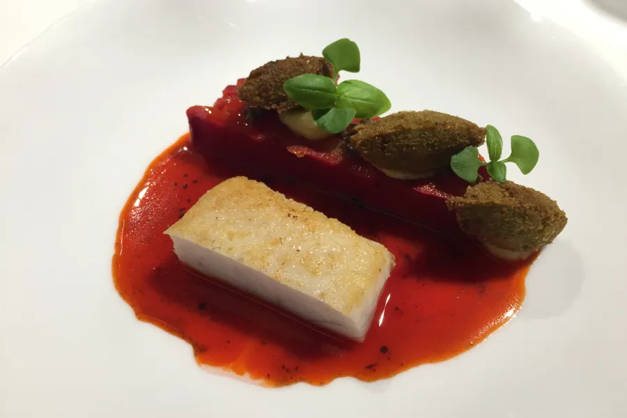 Donau-Waller, Ochsenherztomate, Spitzpaprika, gebackene Kichererbsen. Bild