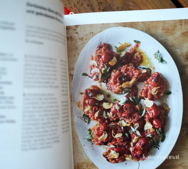Test-Kitchen-Das-Kochbuch-von-Yotam-Ottolenghi-Rezept-fuer-Tomaten-Knoblauch