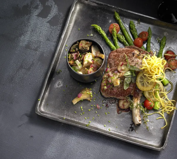 H_Kalbskoteletts_mit_Pilzen H_Kalbskoteletts_mit_Pilzen