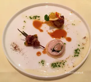 Amuse: Kaninchen-Roulade, Kaninchenleber und Gänseleber