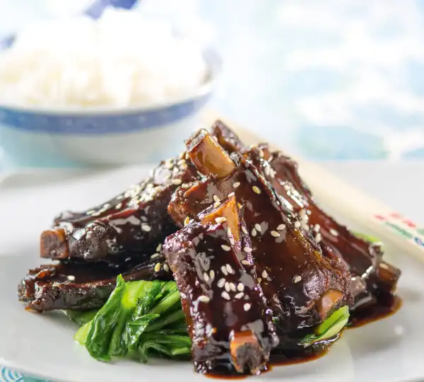 Schweinerippchen süßsauer (© Manuel Krug für Tre Torri Verlag)